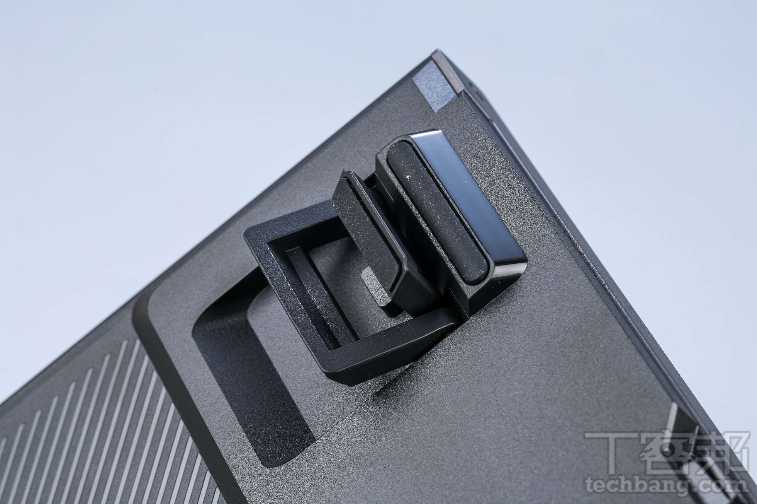 可調式腳架提供三段不同高度角度定位，使用者可依打字姿勢調整鍵盤傾斜度，提升長時間使用的舒適性。