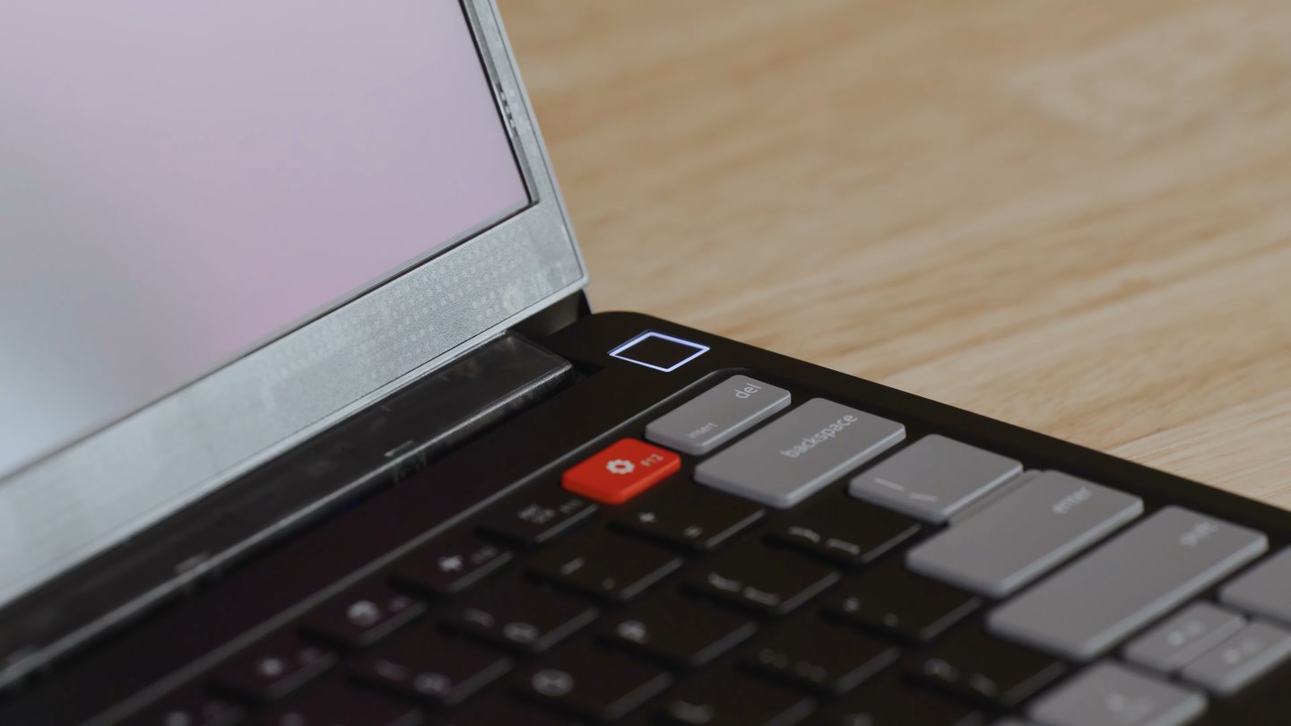 機身右上角加入指紋辨識器，方便快速解鎖電腦。