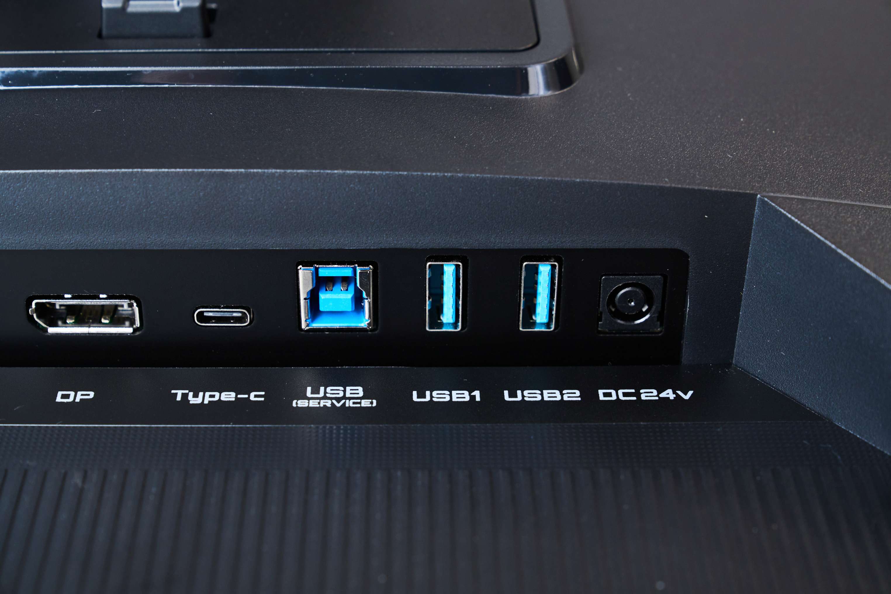 USB Type-A 埠可搭配 KVM 切換功能使用，讓鍵盤與滑鼠能在不同裝置間快速切換控制。