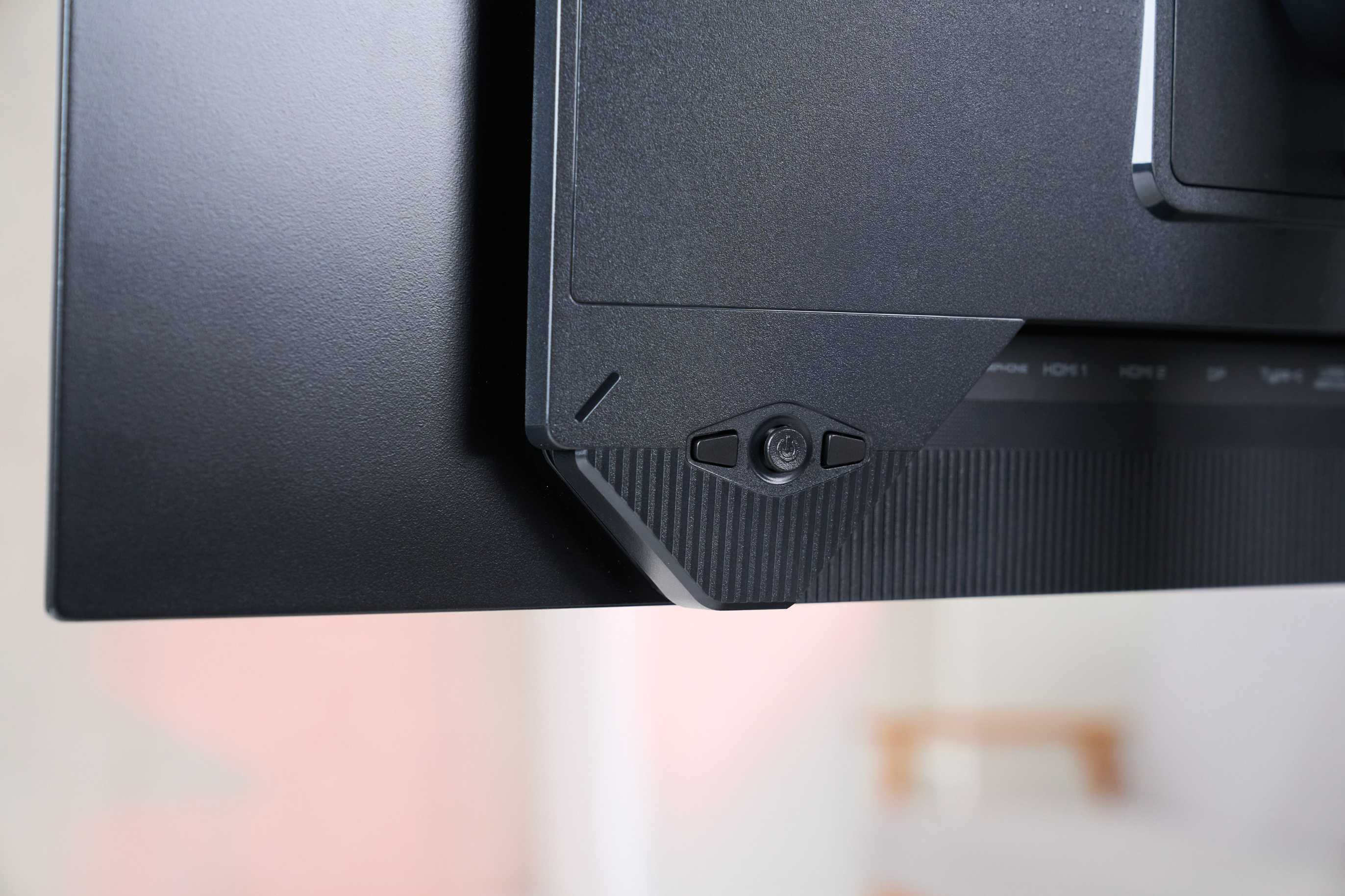 顯示器上配置了快捷鍵，可直接對應 Tactical Switch 2.0 解析度切換等常用功能，不需要進入 OSD 選單即可快速操作。