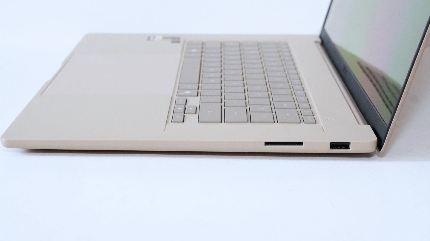 機身右方則為USB 3.2 Gen 2端子以及標準尺寸的SD 4.0讀卡機。