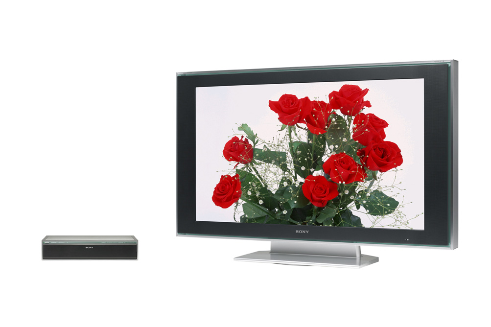 2004 年發表的 Sony QUALIA 005 系列，是世界首款採用 RGB LED 背光技術的消費級液晶電視，距今已超過 20 年。