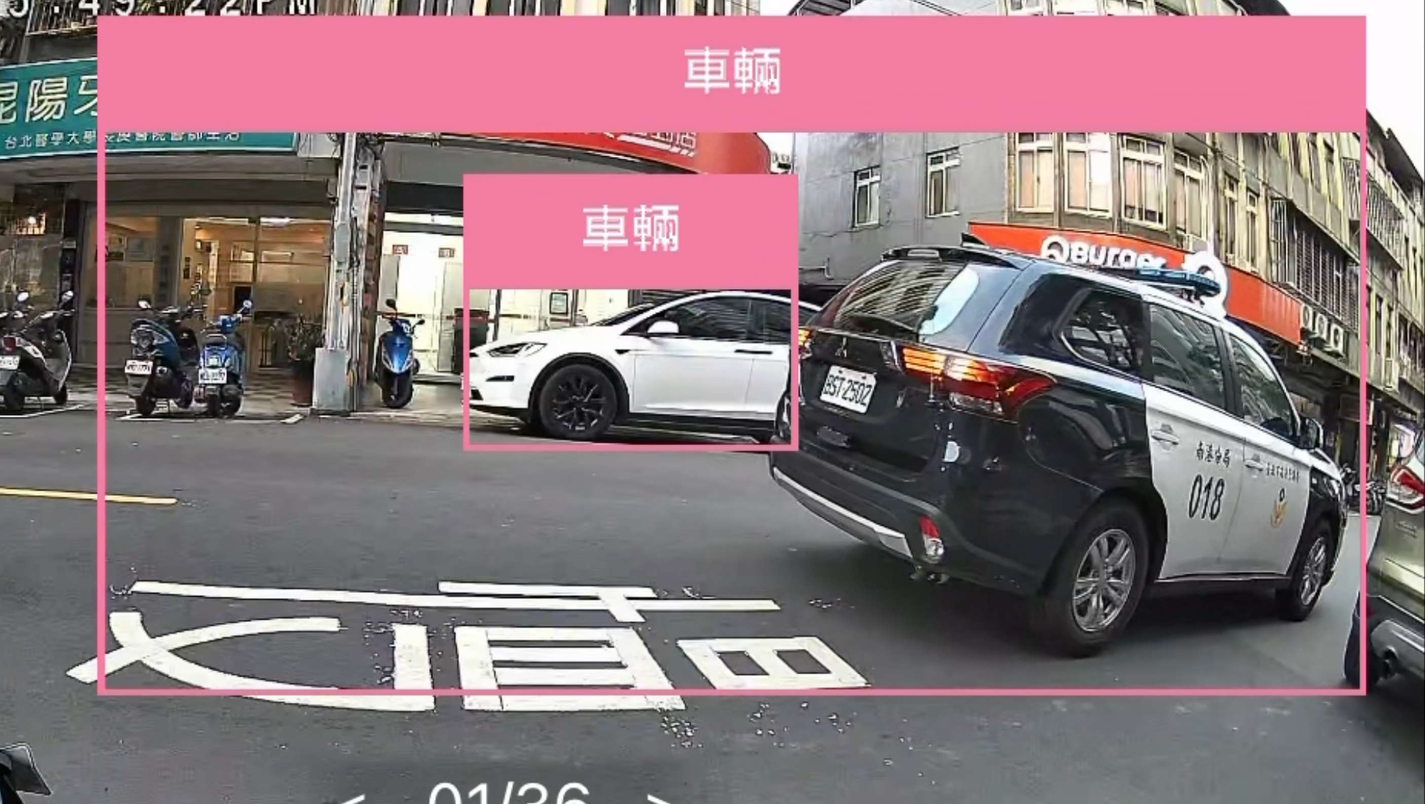 因為望遠鏡頭畫素高達 2K，截圖下來放大 500% 後，車牌還是清晰可讀。