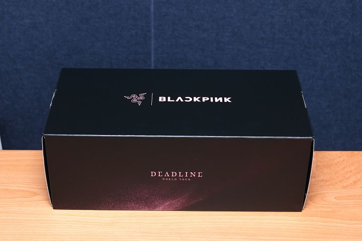 黑色的外盒，除了以粉色標示出 Razer 與 BLACKPINK 的標誌外，還可見〈DEADLINE〉世界巡演的主視覺風格。