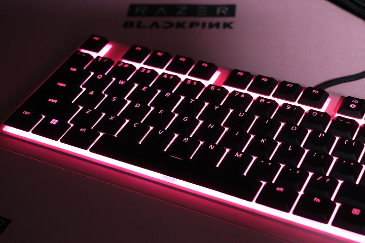 鍵盤也支援 Razer Chroma RGB 燈效，預設是粉色燈效，與 Razer X BLACKPINK 聯名相當有一致性。