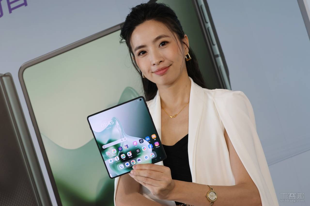 Motorola razr fold 大摺疊機在台上市，售價 49988 元起、觸控筆、多款耳機同時登場