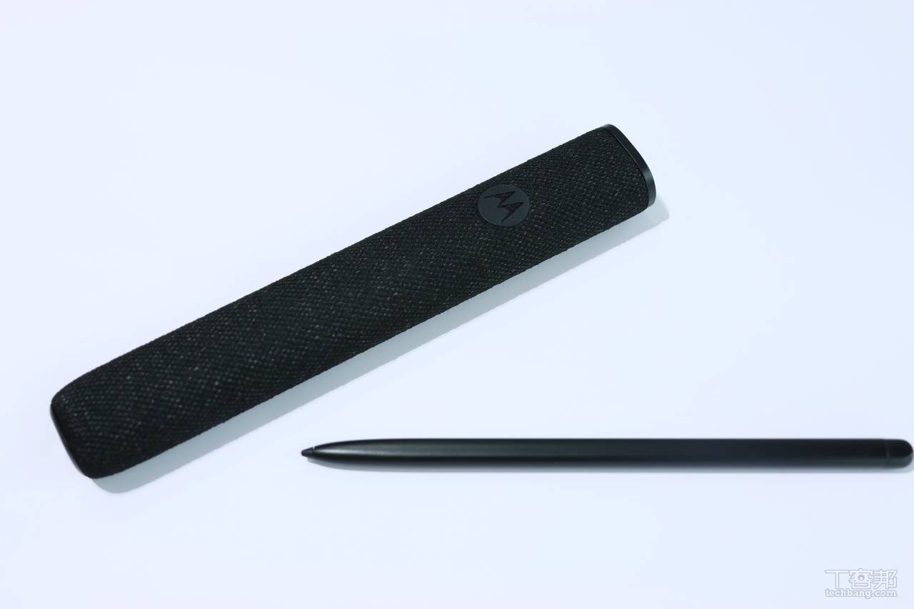 Motorola razr fold 大摺疊機在台上市，售價 49988 元起、觸控筆、多款耳機同時登場