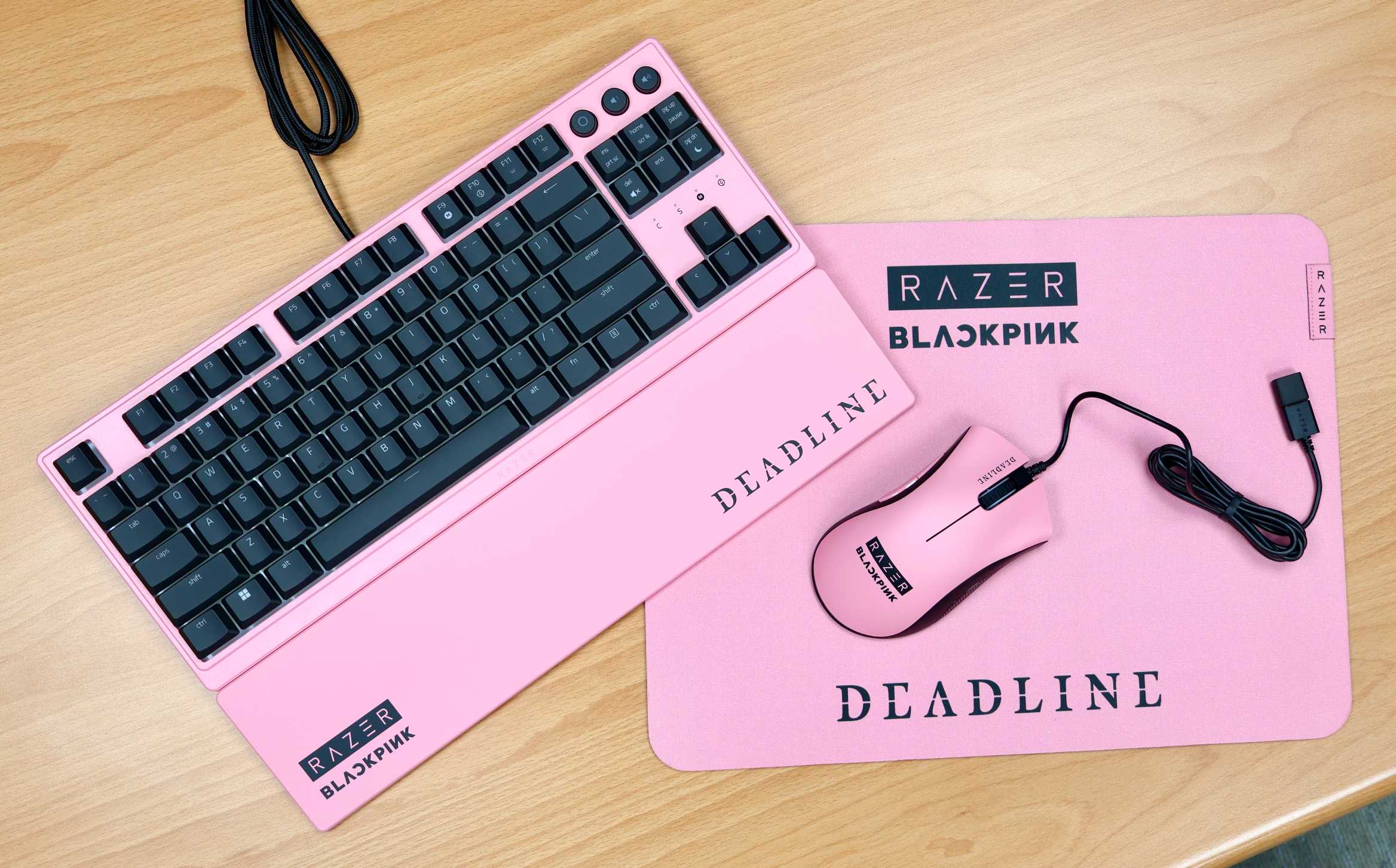 Razer X BLACKPINK 聯名的 Razer Ornata V3 Tenkeyless 鍵盤售價 3.990 元、Razer DeathAdder Essential 滑鼠售價 1,690 元、Razer Gigantus V2 滑鼠墊 價 1,190 元，一次收藏。