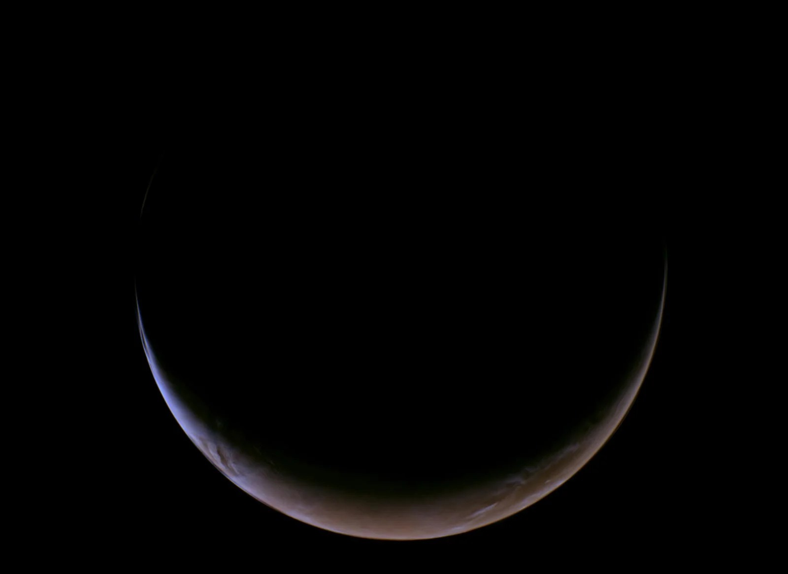 NASA「靈神星」太空探測器成功藉由火星「引力彈弓」加速，回傳新月火星照