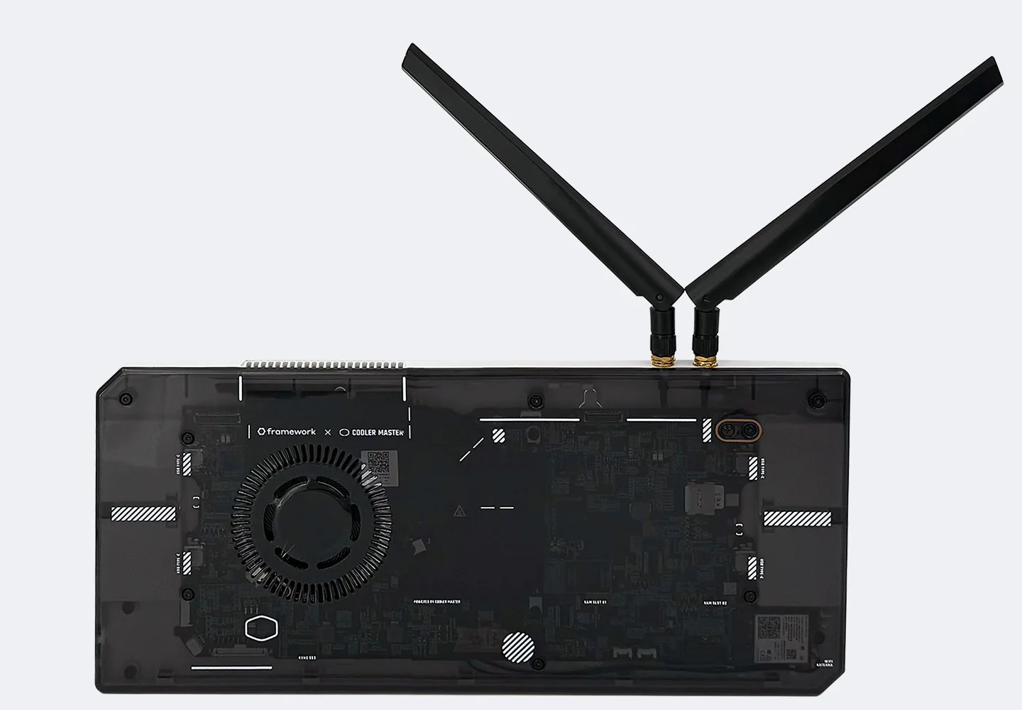 DC-ROMA RISC-V Mainboard III可以搭配與Cooler Master聯名的機殼，作為桌上型電腦，也能安裝在Framework Laptop 13（第2代）中，作為筆記型電腦。