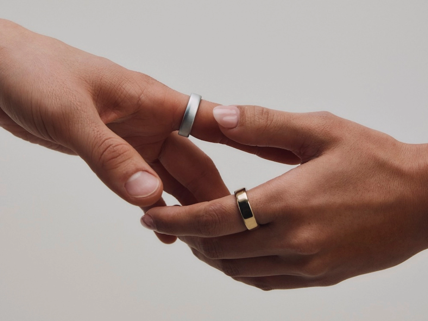 全球最小智慧戒指再進化！Oura Ring 5 追蹤破 50 項數據、防水 100 米，訂閱制成最大考驗