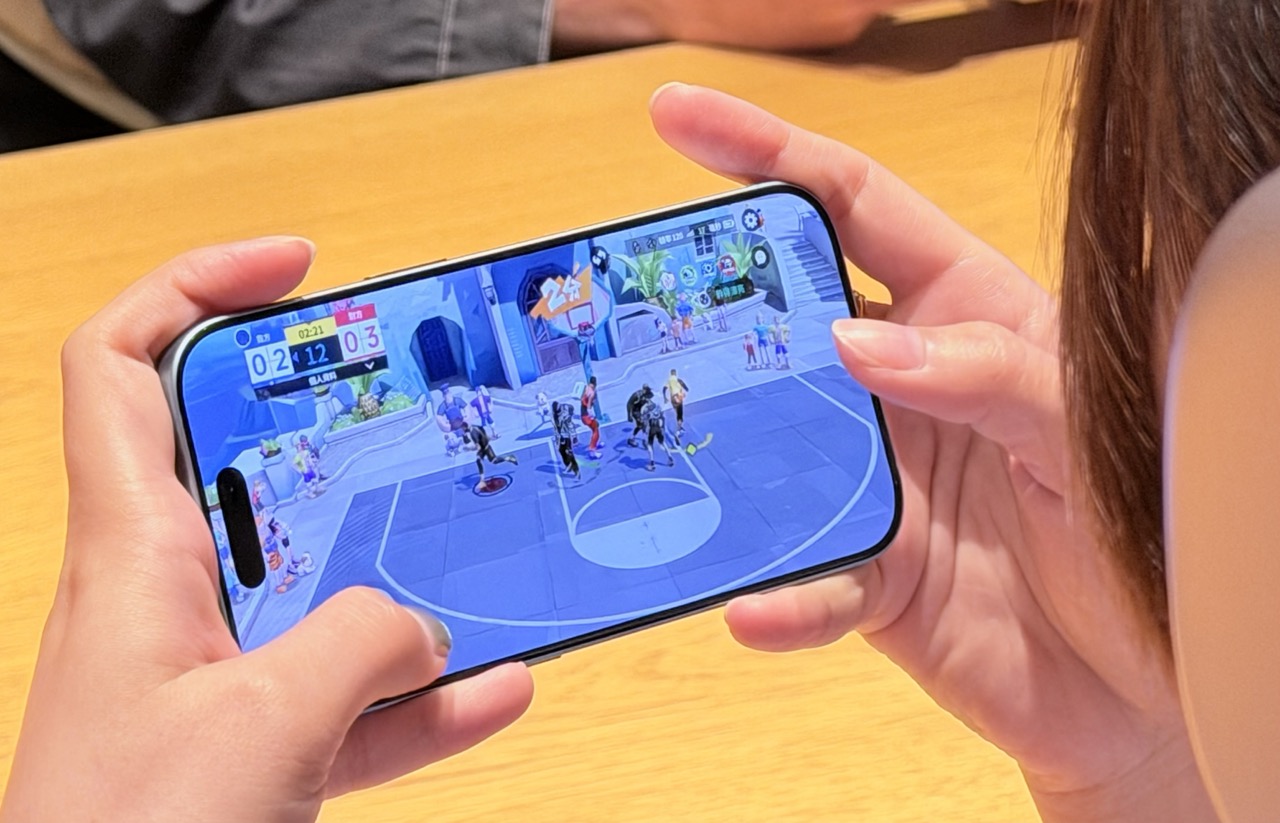 《全明星街球派對》以 iPhone 為最佳化基準！一鍵設定自動調校，新手也能打出 NBA 球星名場面