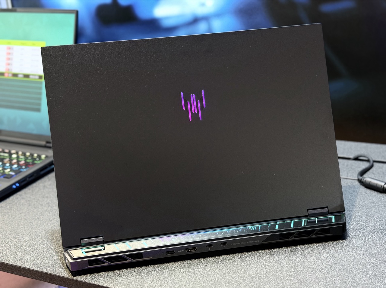 【COMPUTEX 2026】Acer Predator Helios 18 AI 搭載 RTX 5090 登場，Nitro Blaze Link 串流掌機僅 464 克
