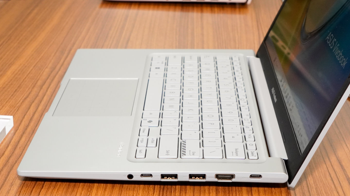 機身右側則有3.5mm耳機麥克風複合、HDMI端子各1組，以及USB 3.2 Gen1端子、全功能USB 3.2 Gen1Type-C端子各2組。