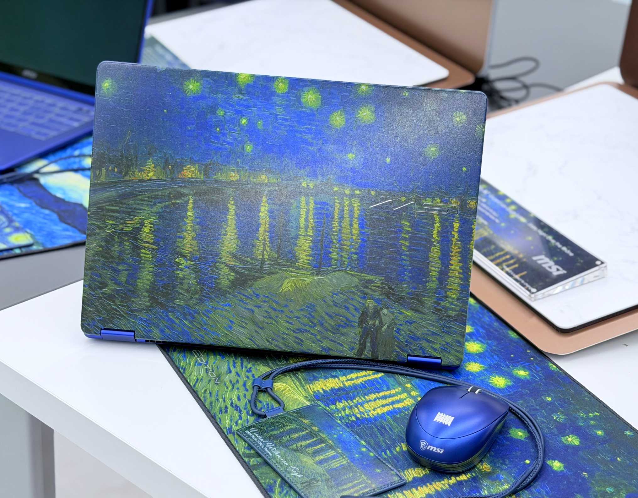 【COMPUTEX 2026】MSI Prestige 14 Flip AI+ 梵谷特仕版亮相！《星夜》與《隆河上的星夜》化身 AI 筆電