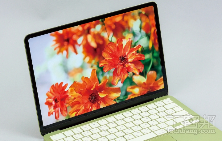 MacBook Neo 顯示器為 sRGB 色域，但色彩呈現自然，觀看影片與瀏覽照片時，也不會有廉價螢幕常見的色偏問題。