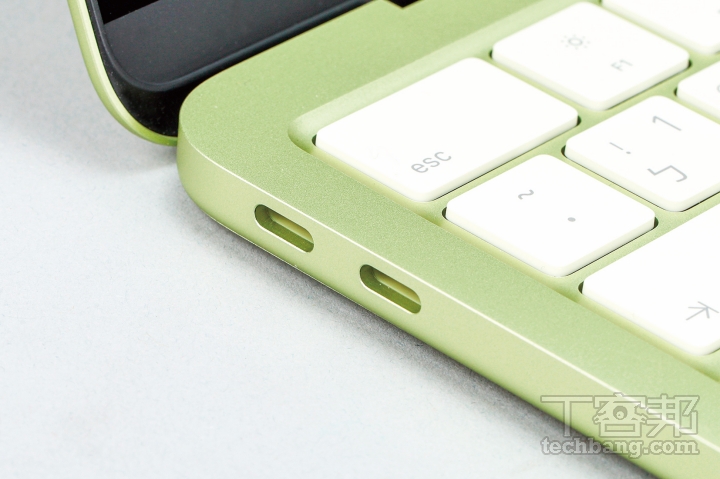 MacBook Neo 只配置 USB 3（上）及 USB 2.0（下），除了傳輸速度不同外，也僅支援單螢幕輸出。