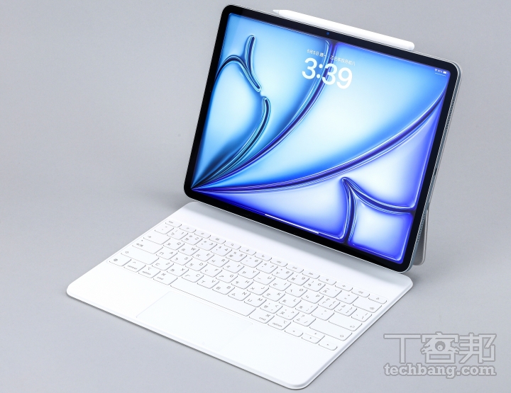 現今 iPad Air（M5）128GB 加巧控鍵盤， 售價約為 29,390 元，比 MacBook Neo 的 19,900 元貴上不少。