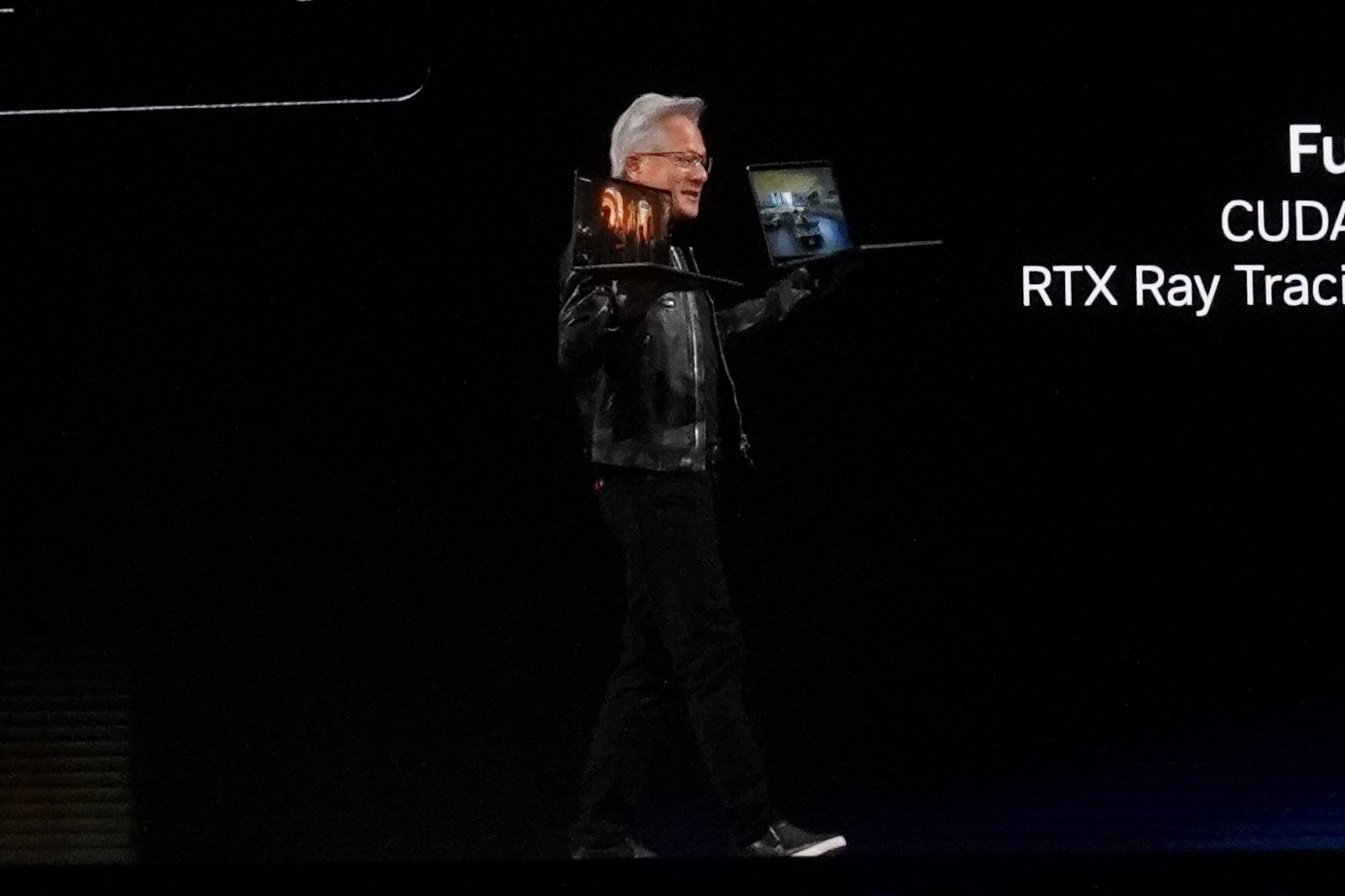 黃仁勳也於舞台上展示搭載RTX Spark處理器的筆記型電腦。