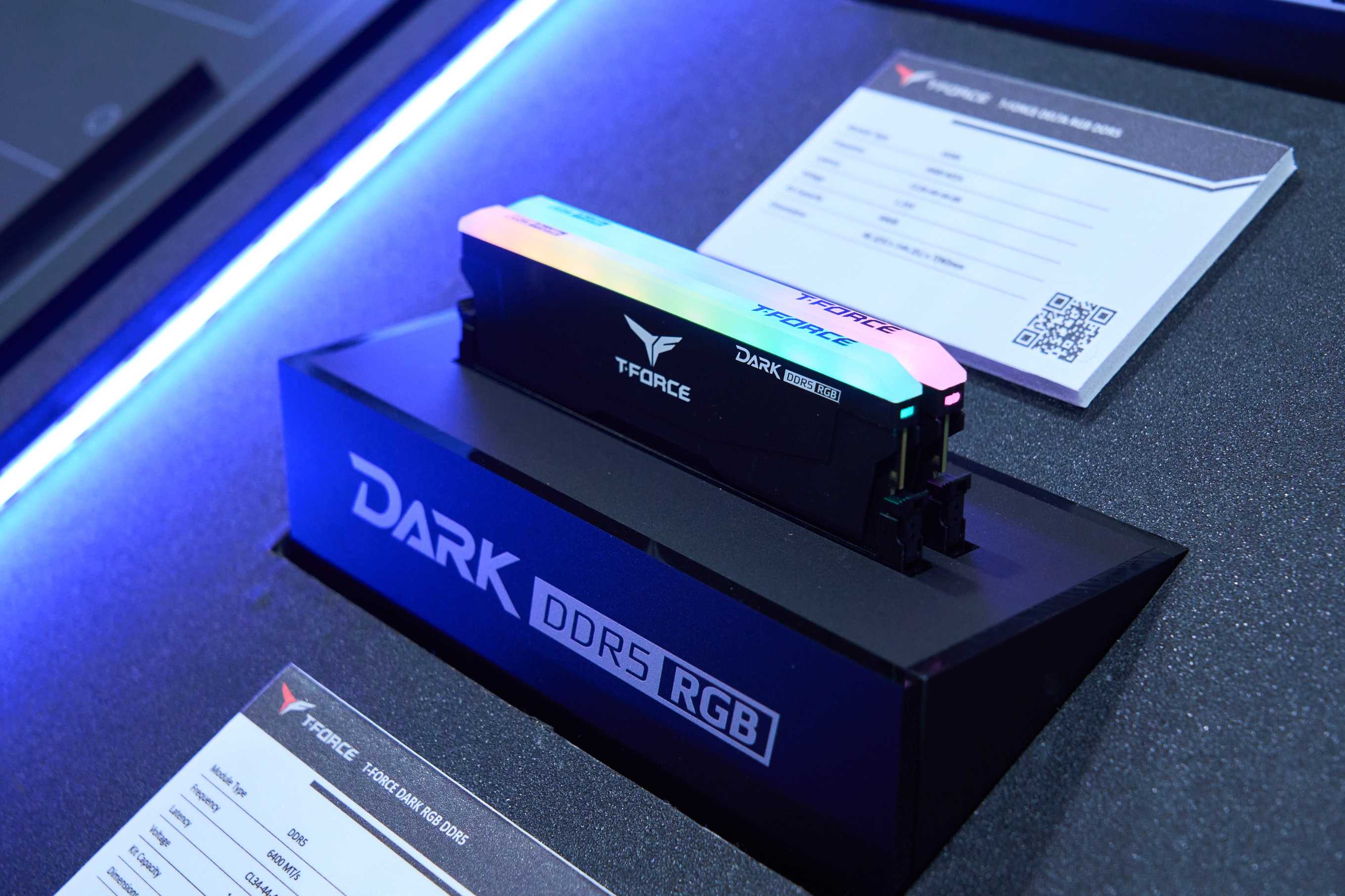 T-FORCE DARK RGB DDR5 採 42mm 低矮散熱片搭配頂部全幅 RGB 光條，是空間受限玩家的理想選擇。