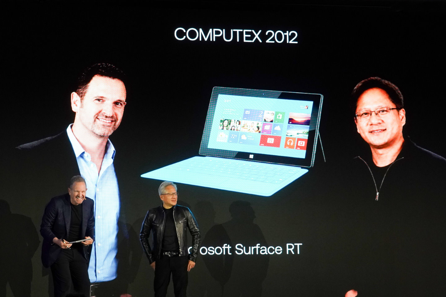 2人在台上回顧2012年的台北國際電腦展，Rene提到Tegra 3是首款Windows on Arm處理器，並贈送簽名的紀念品給黃仁勳。