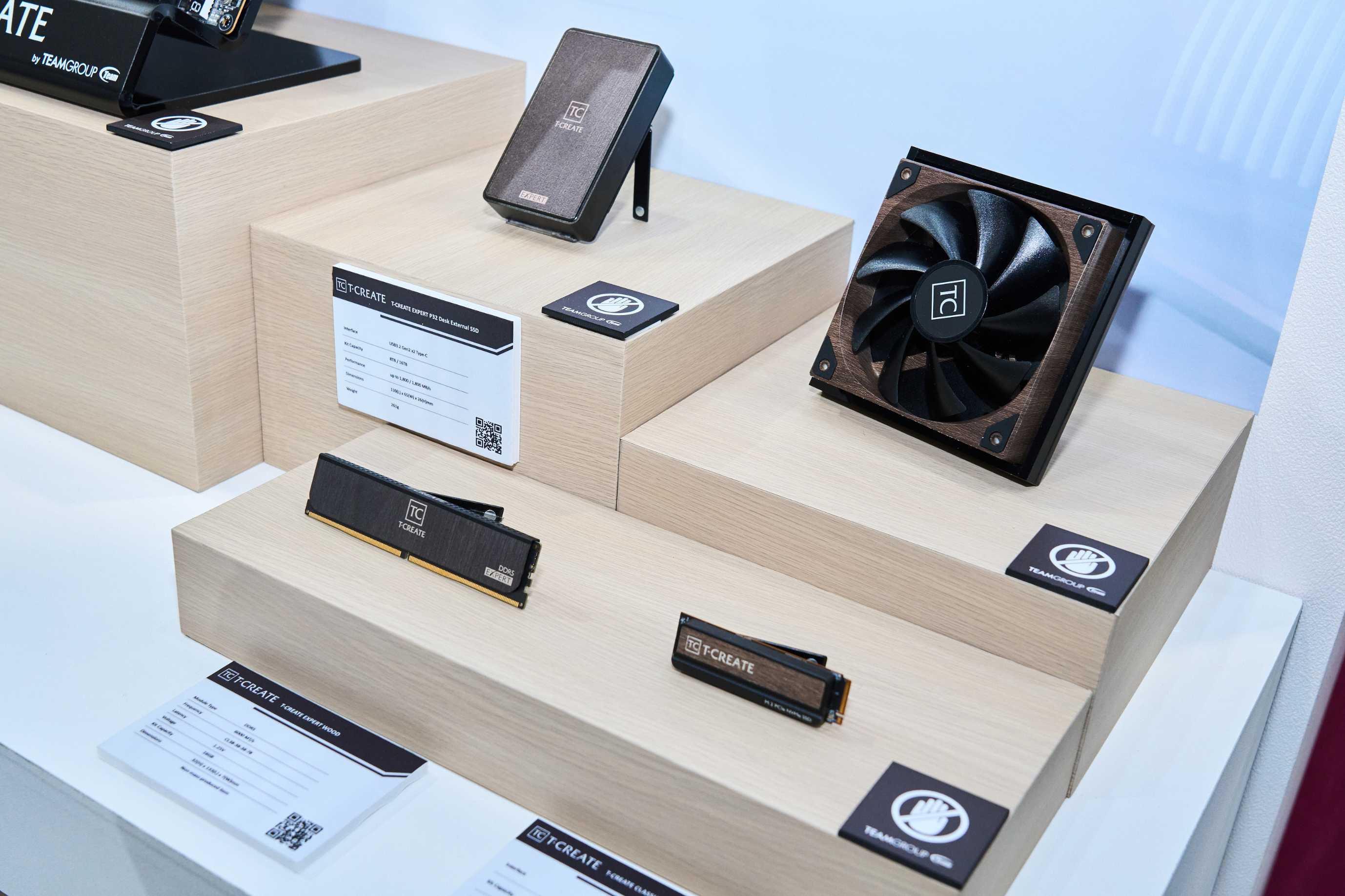 T-CREATE Wood Grain Special Edition 近拍，記憶體、固態硬碟、外接硬碟與散熱風扇均覆以深色木紋紋理，凸顯系列的整體設計一致性。