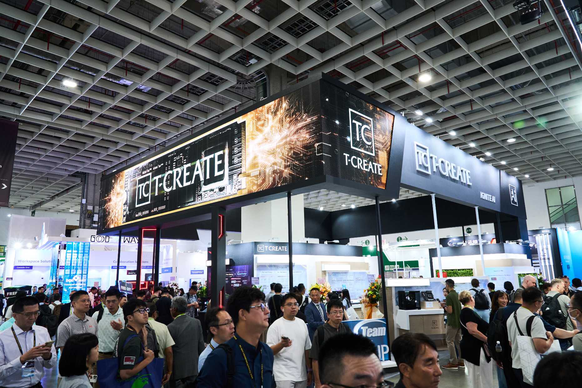 【COMPUTEX 2026】十銓雙展區直擊：T-FORCE 十週年碳纖美學、解放 AI PC 完全效能與「一鍵自毀」資安防護技術革命