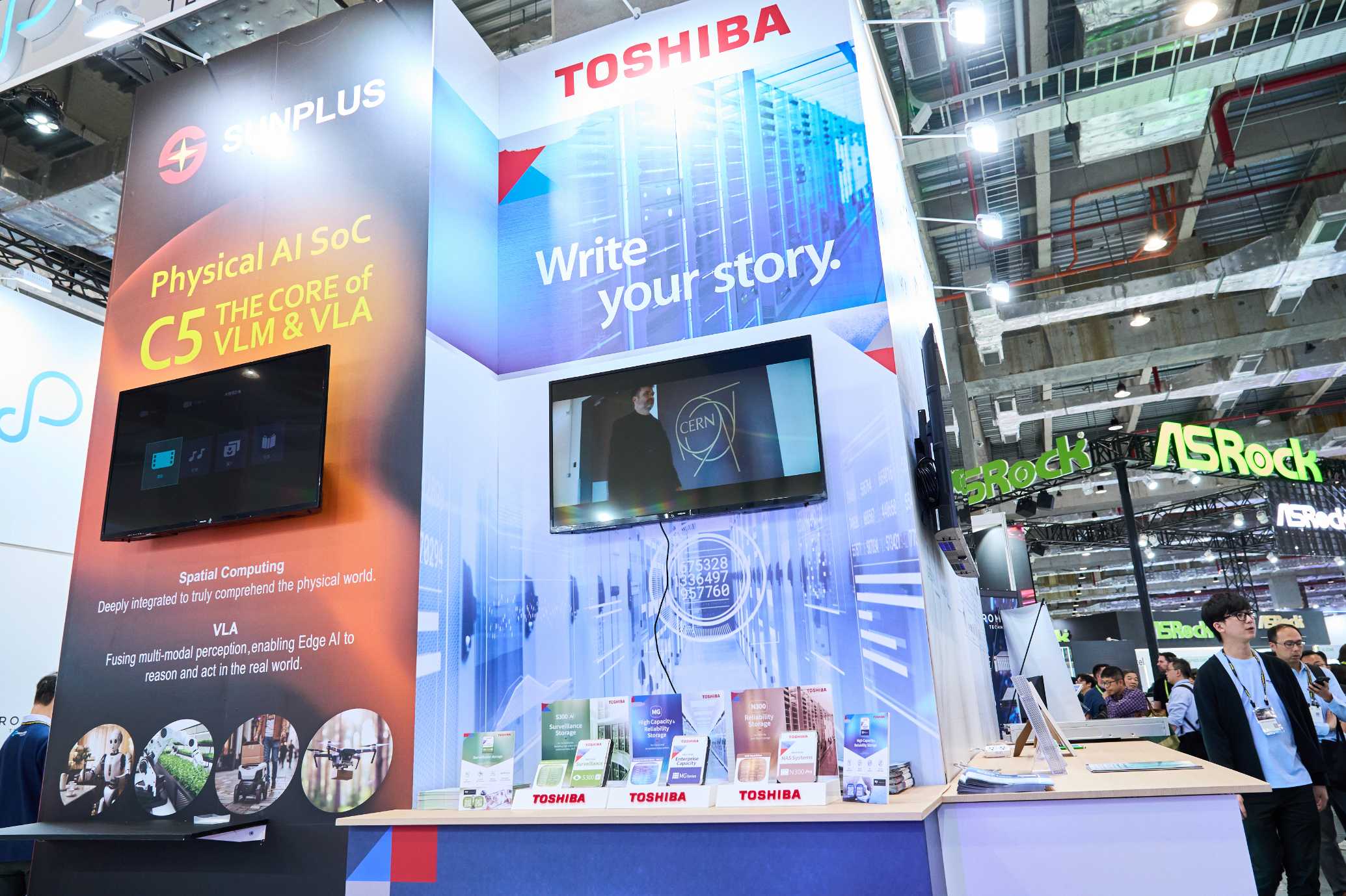 Toshiba 以「Write your story.」為題，同步陳列 S300 AI、MG11、N300 Pro 三款 24TB 新品，完整呈現從智慧監控、企業資料中心到 NAS 邊緣儲存的全場景佈局。