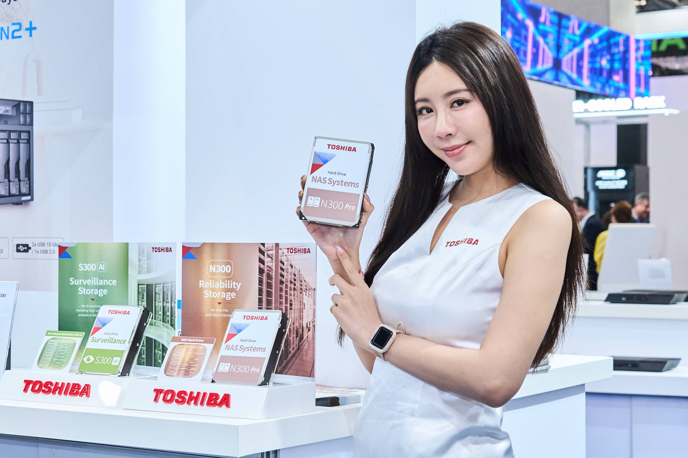 Toshiba N300 Pro NAS 專用硬碟搭載獨家 NASLink™ 韌體與內建 RV Sensors，支援最高 24 Bay NAS 環境，提供 24/7 全天候穩定運作與 5 年保固，專為企業邊緣儲存高負載需求而生。