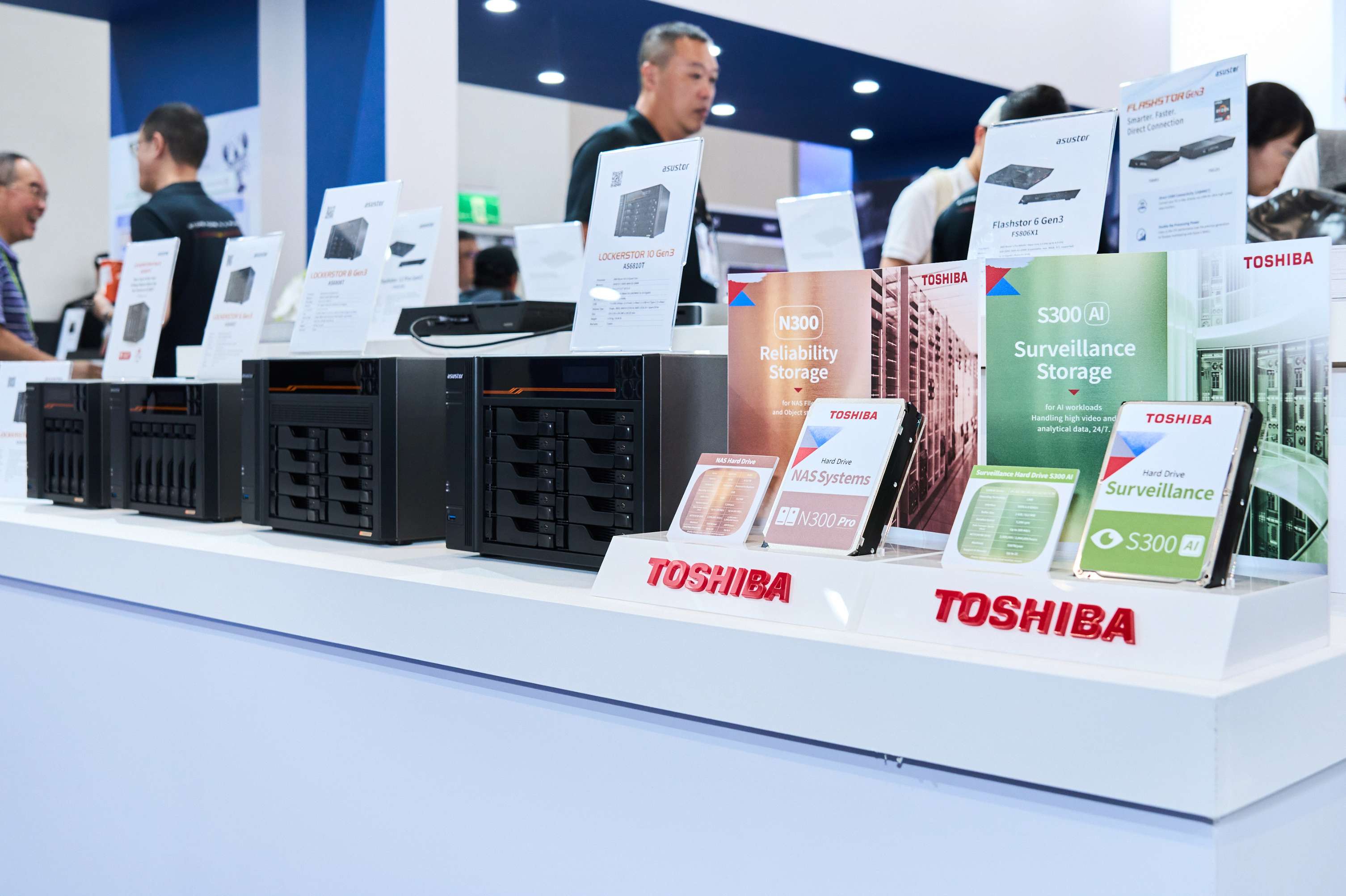 S300 AI 監控硬碟具備獨家 OptiFrame™ 韌體，讓 ASUSTOR NAS 內建的 Surveillance Center 監控系統在即使在 24/7 高負載環境下，同樣能穩定支撐多路攝影機錄製與 AI 串流需求。