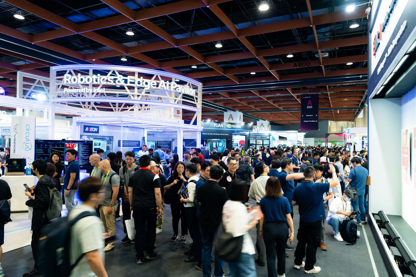 整合 CPU、GPU 與 NPU 的 Intel Core Ultra Series 3，能大幅降低機器人成本與能耗，最新實機應用就在世貿一館 AI 機器人區展出。