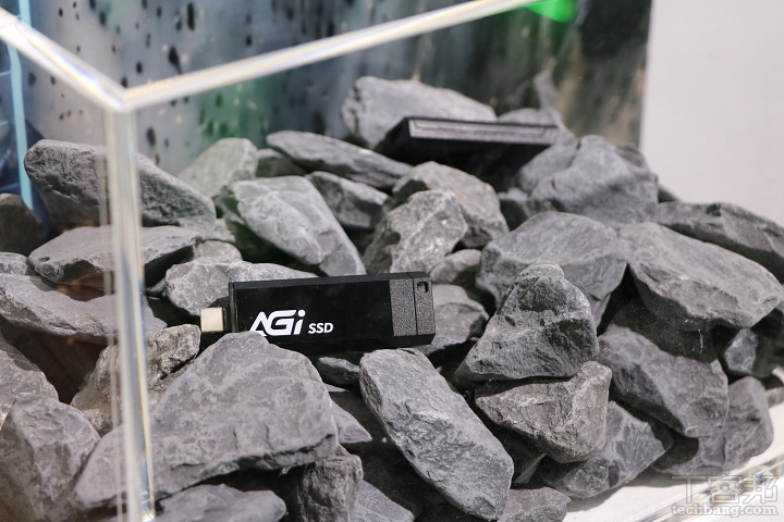 【COMPUTEX 2026】 AGI 亞奇雷秀出超熱血《膽大黨》聯名系列、8000MT/s DDR5 與專利熱感變色散熱技術登場！