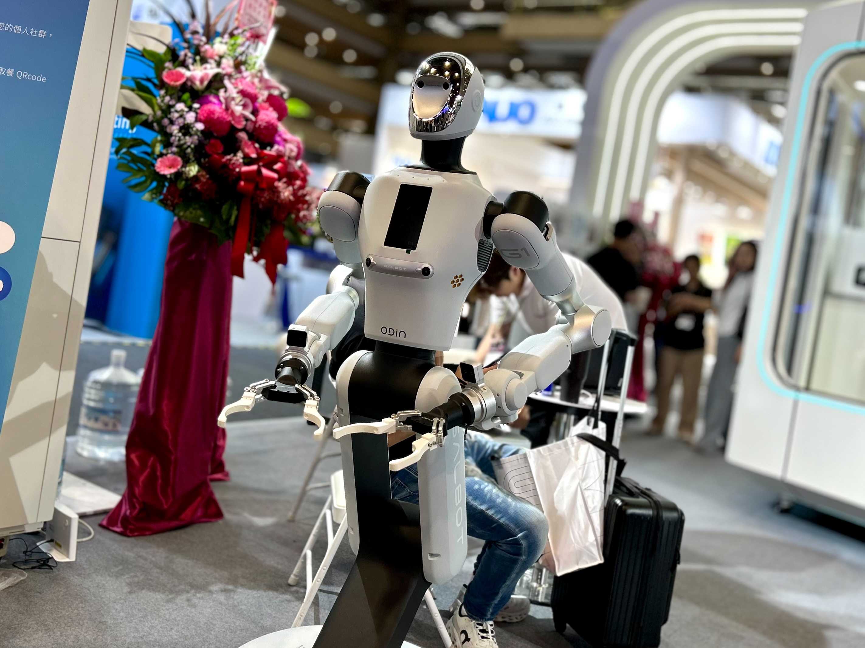 【COMPUTEX 2026】無人商店未來樣貌！永元智能 Odin 機器人會賣冰淇淋、泡咖啡，還可以跟你聊天