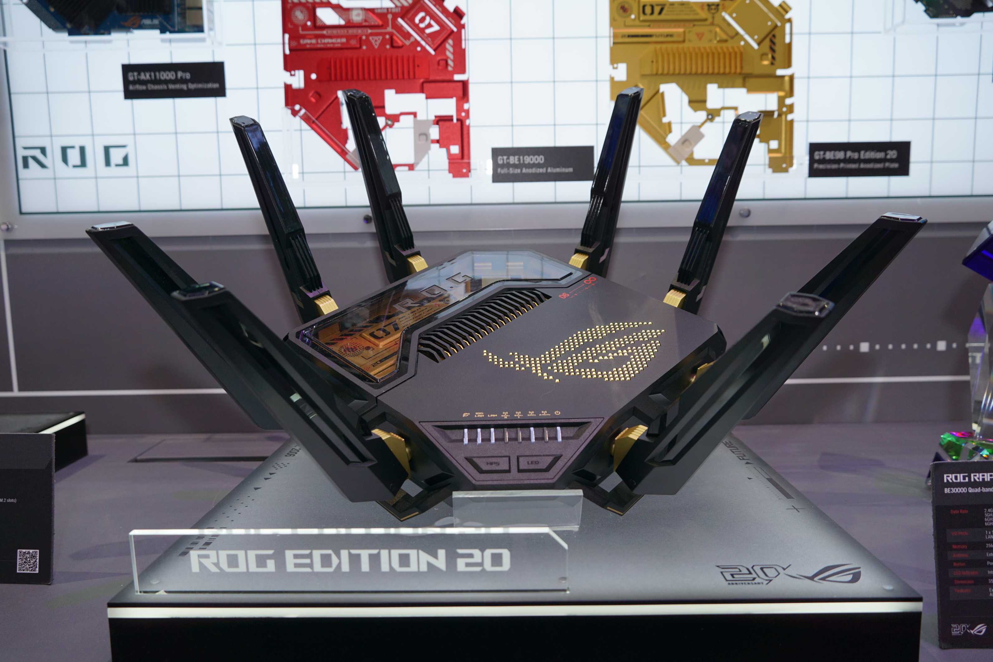 一同展出的 ROG Rapture GT-BE98 Pro Edition 20 無線路由器，則維持旗艦級 WiFi 7 四頻電競無線路由器的定位，搭配 20 週年黑金配色。