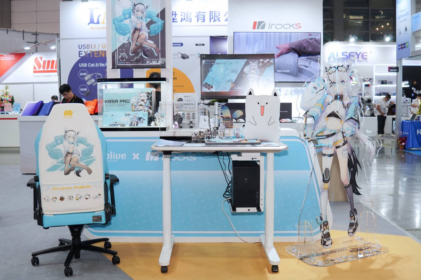iRocks於Computex台北國際電腦展2026的攤位展出與hololive角色白上吹雪聯名的K85R PRO - hololive鍵盤與T29 - hololive電競椅。