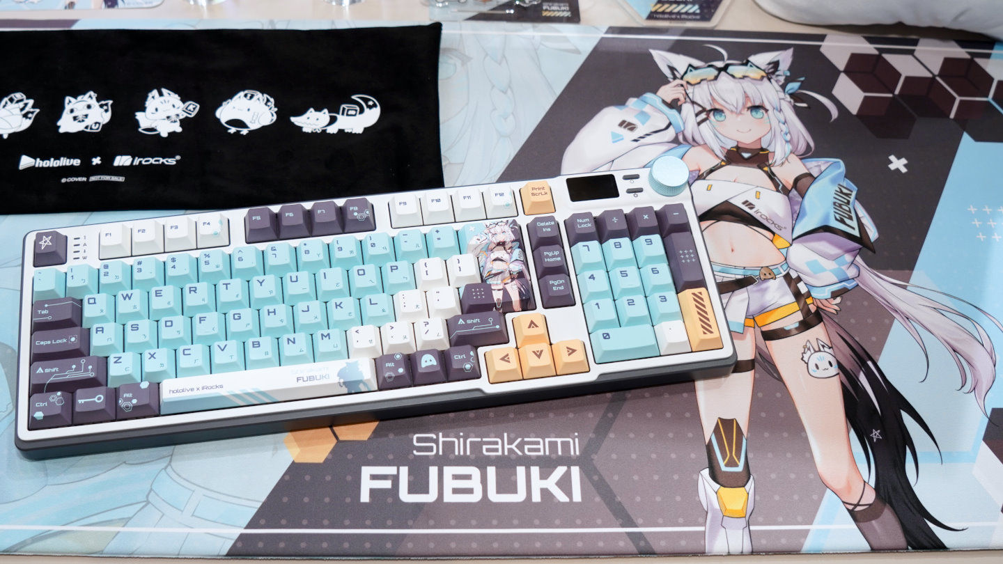 K85R PRO - hololive的特色包含縮減的編輯鍵區,並搭載顯示器與旋鈕。