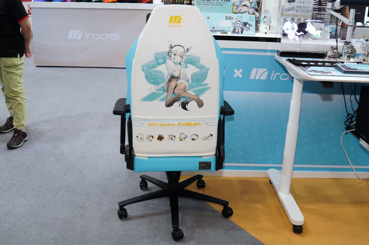 椅背下半部具有收納袋功能。座椅正反2面都採用抗水解皮革材質,正面還有抗汙塗層,就算被原子筆等物弄髒,也可以輕鬆擦除。