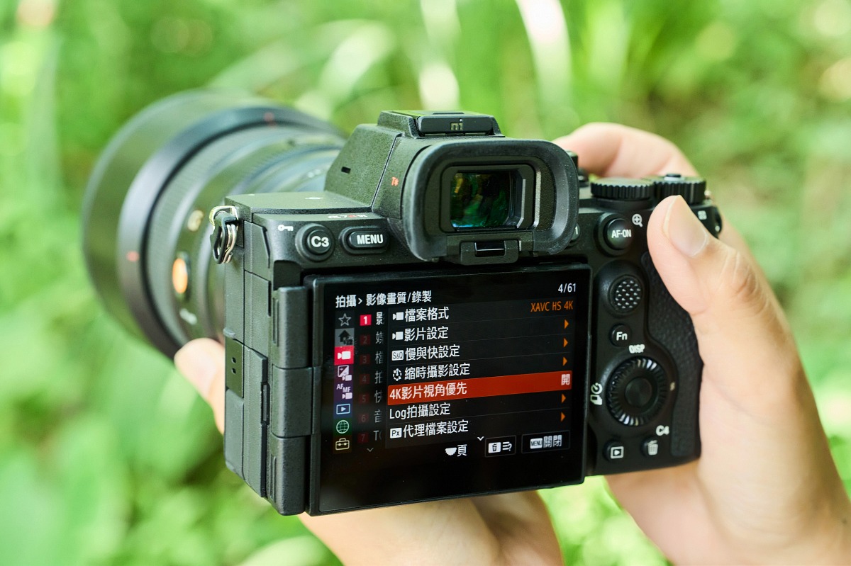 Sony α7R VI 在4K 120P 和 4K 60P的設定下，可開啟「4K 影片視角優先」的功能，拍出無裁切的高幀率和高畫質影片。