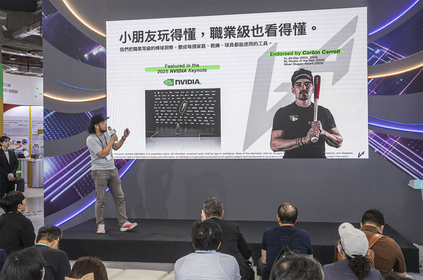 傳接球實驗室曹以承共同創辦人在 Demo Day 中和大家介紹目前 b4 App 在北美的推廣成果。