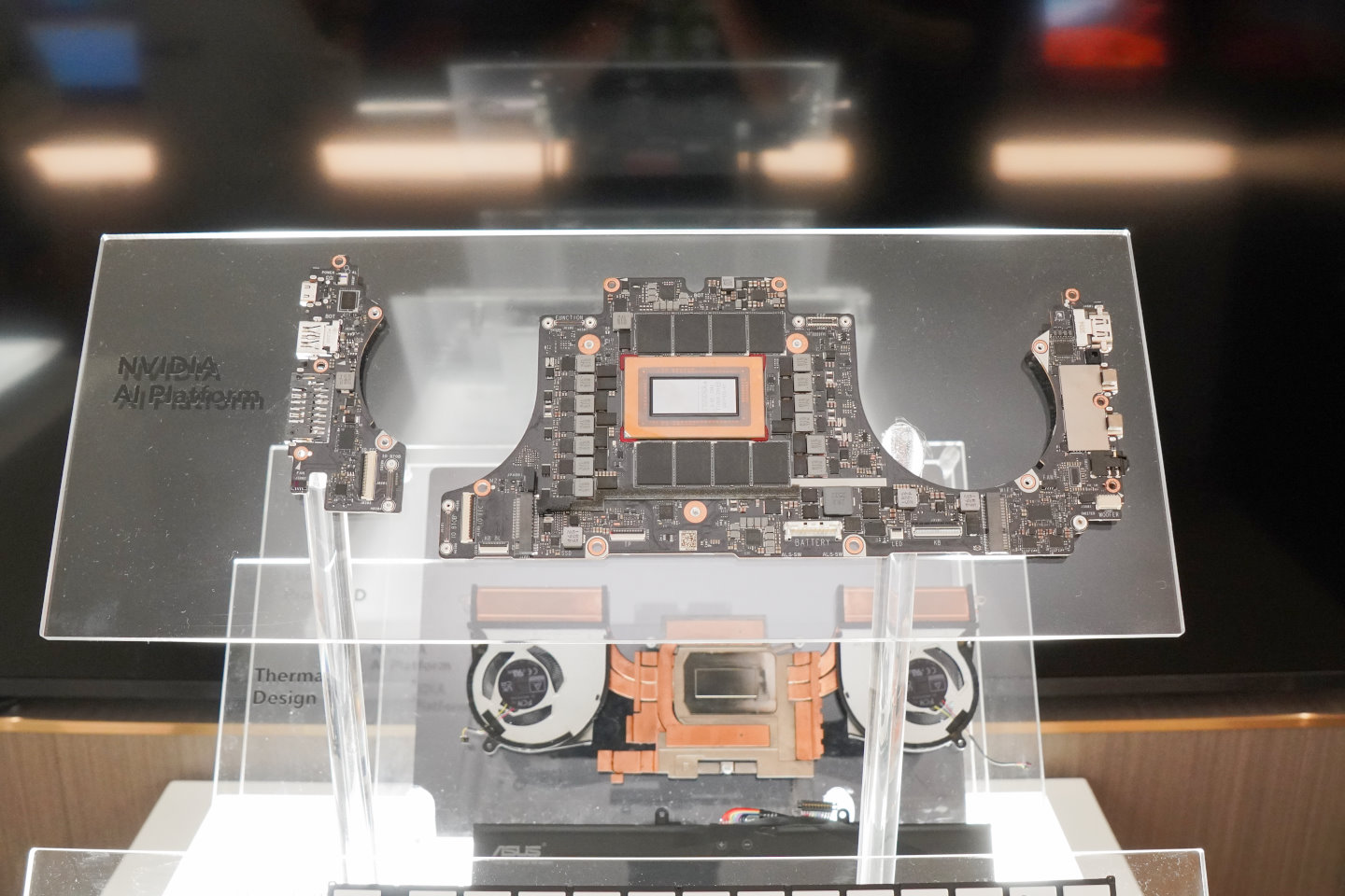 Asus RTX Spark筆記型電腦的主機板，機身右側部分的I/O端子設置於透過軟排線連接的子板。