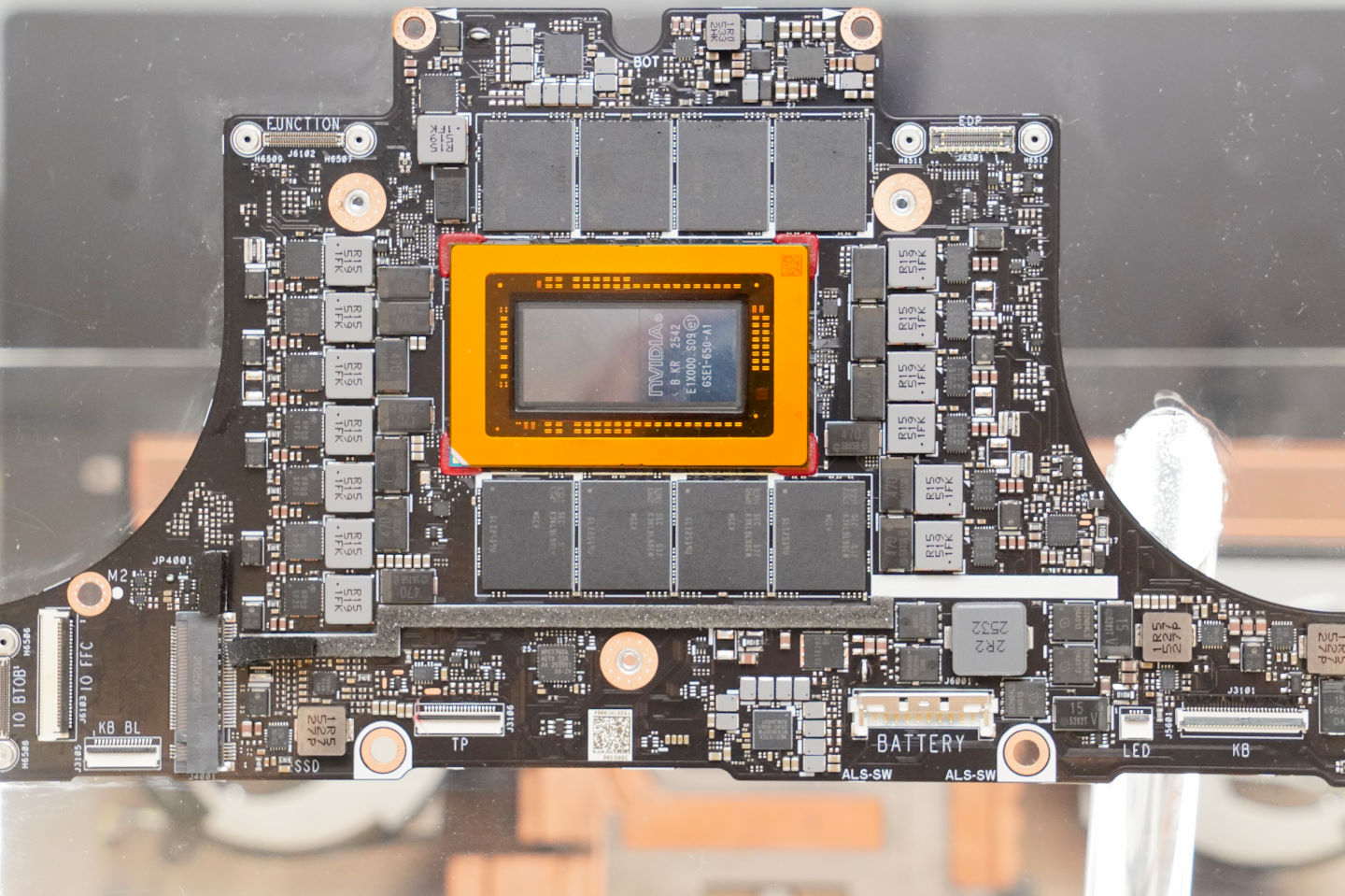 Asus RTX Spark SoC的特寫，可以看到LPDDR5X記憶體顆粒與VRM供電模組。