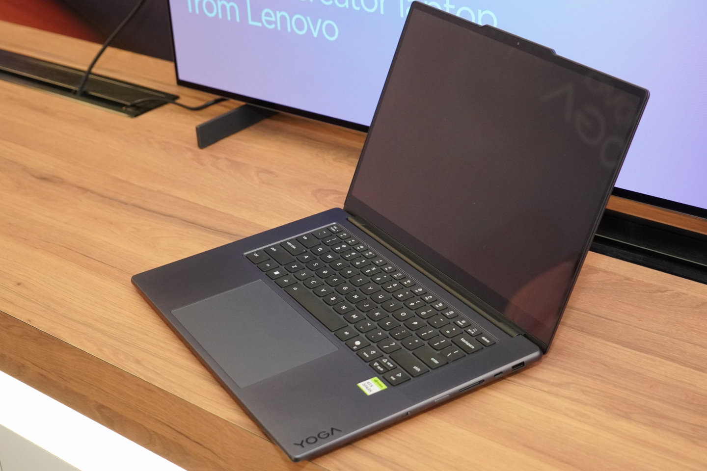 Lenovo的RTX Spark筆記型電腦搭載16吋顯示器，螢幕上方的凸起很有自家特色。