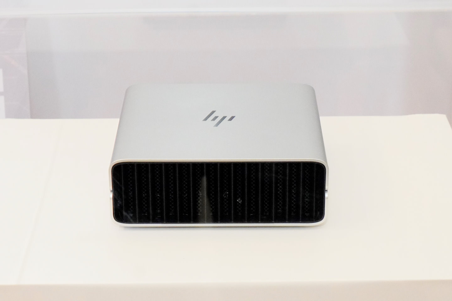HP也展出RTX Spark迷你電腦，造型相當簡潔。