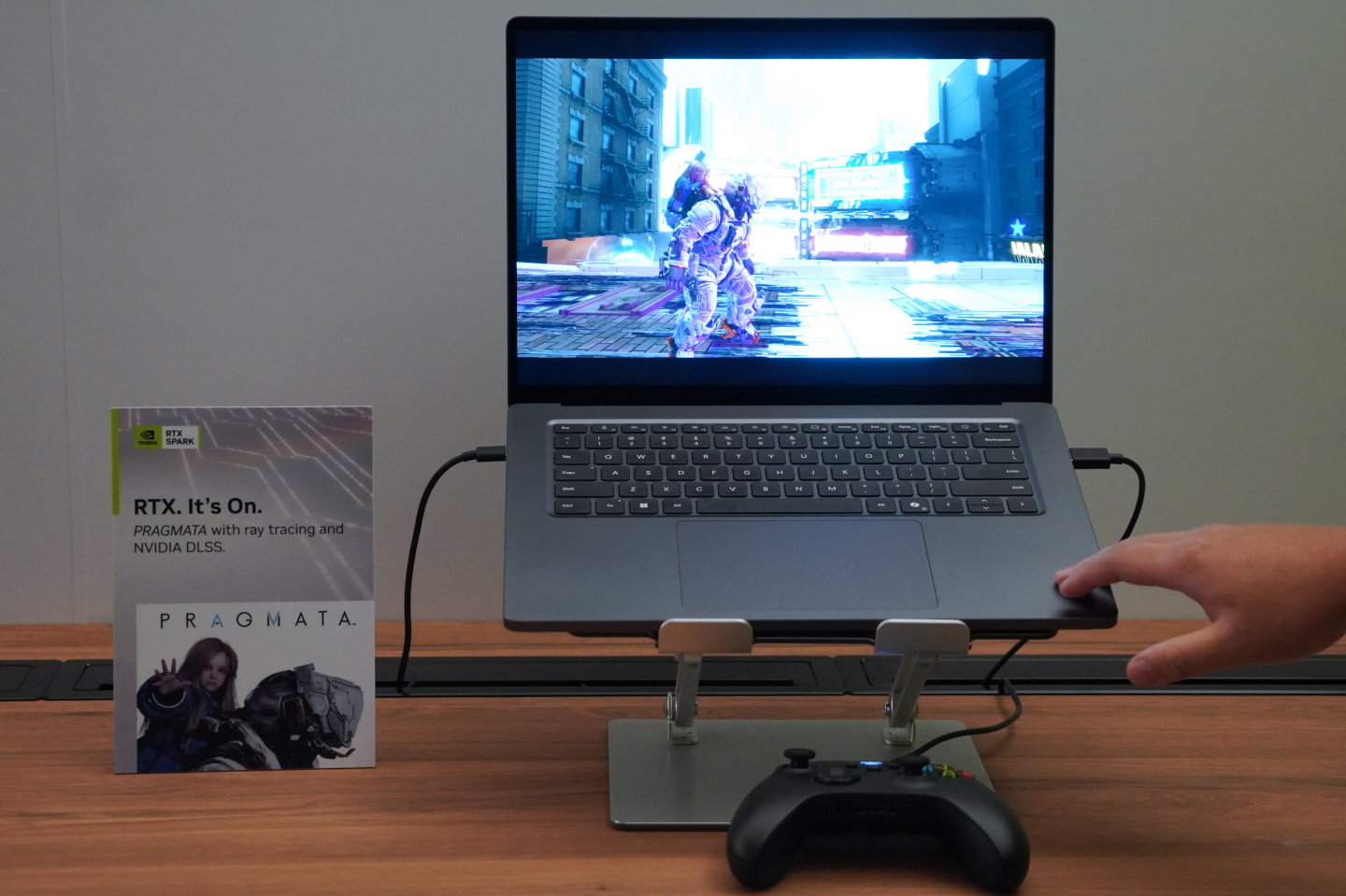RTX Spark筆記型電腦當然也很適合用於玩遊戲，也支援光線追蹤、DLSS超解析度、畫格生成等功能。