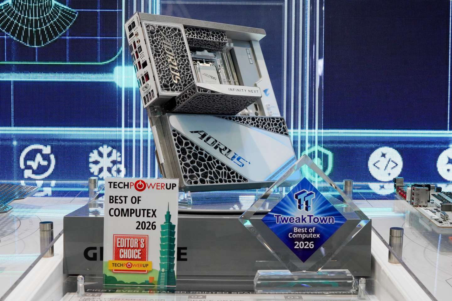 從外觀就能感覺X870E AORUS Infinity Next主機板是個狠角色。
