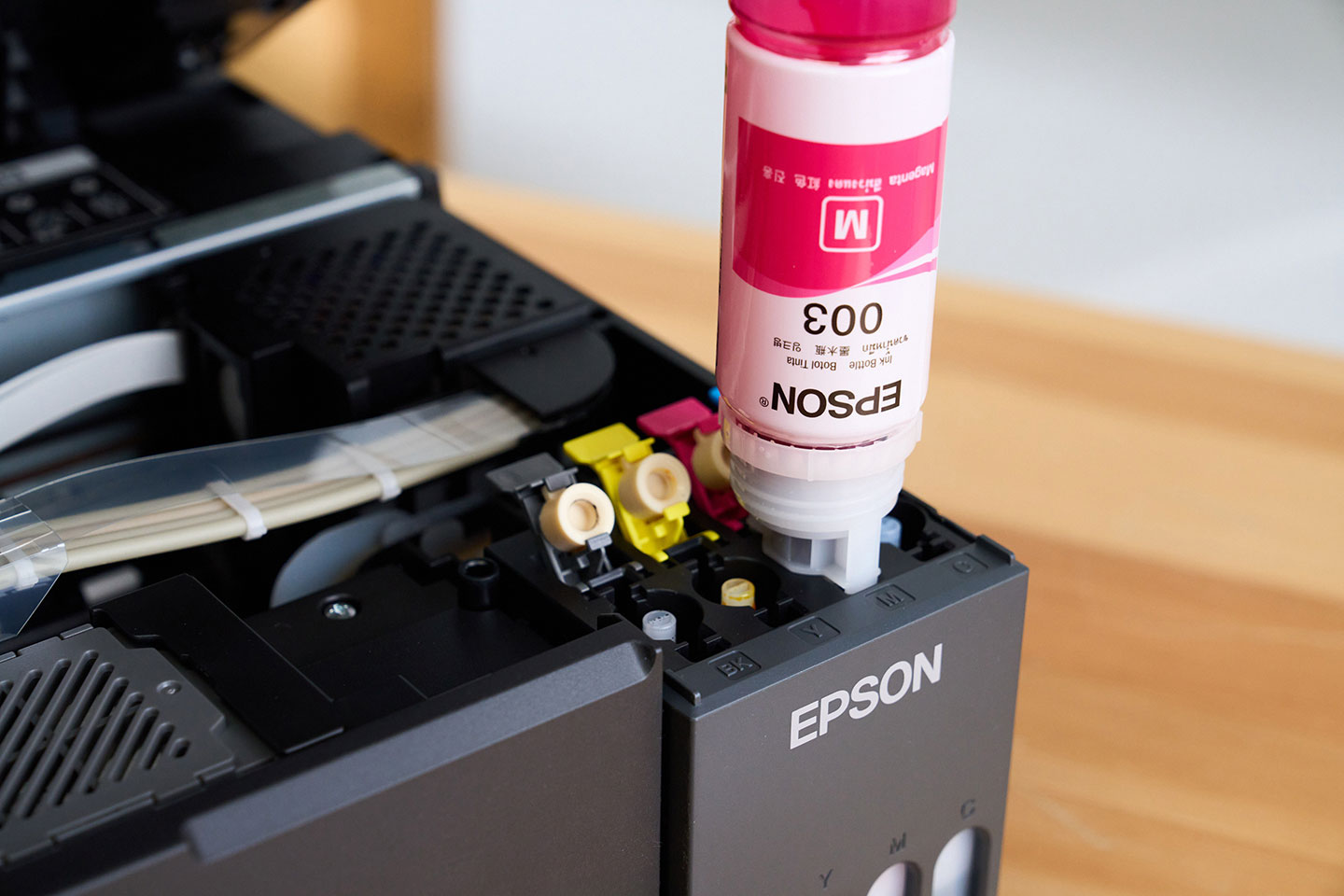 Epson L3310 的墨水瓶採免擠壓設計，對準瓶口插入即可自動完成注墨。