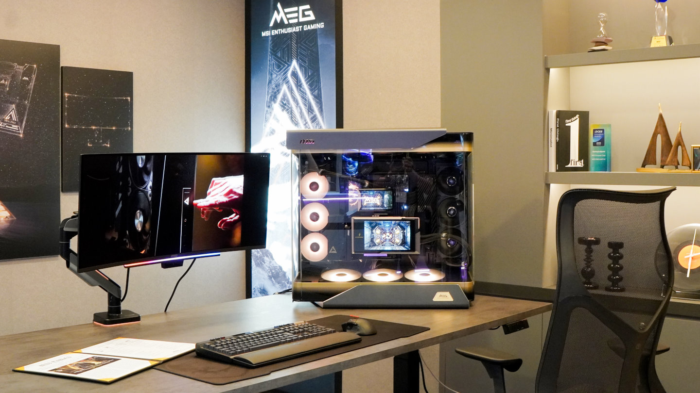MSI於Computex台北國際電腦展2026的攤位上，以MEG MAESTRO 900R機殼、MEG CORELIQUID E15 360一體式水冷散熱器、GeForce RTX 5090 32G Lightning Z顯示卡為主軸打造辦公室情境展示間。