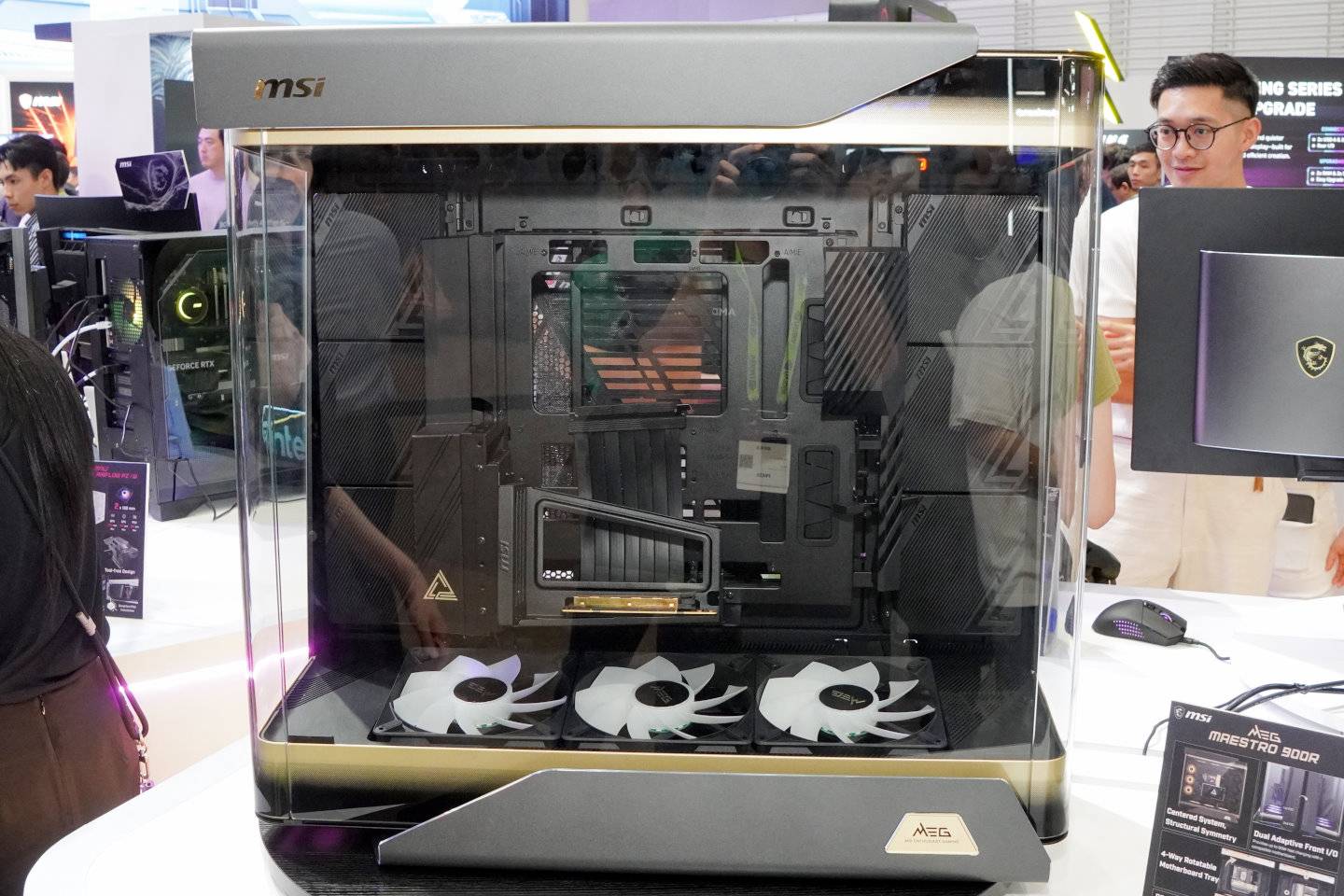 MEG MAESTRO 900R機殼的主機板托盤能夠拆下，方便玩家在機殼外先安裝所有零組件，再依展示需求將托盤以0、90、180、270度方向裝入機殼。