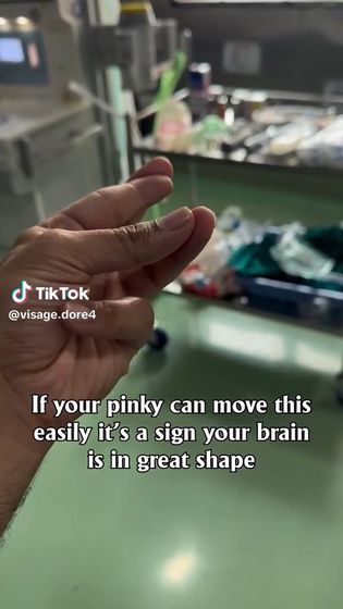 在 TikTok 上引發熱議的「翹小指運動」,真的能阻止認知功能退化嗎?