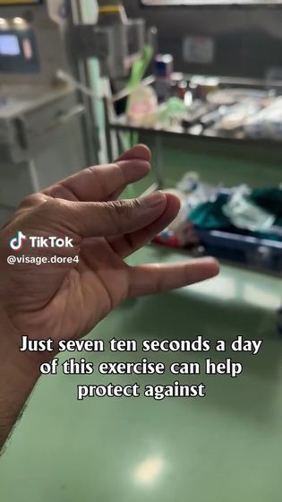在 TikTok 上引發熱議的「翹小指運動」,真的能阻止認知功能退化嗎?